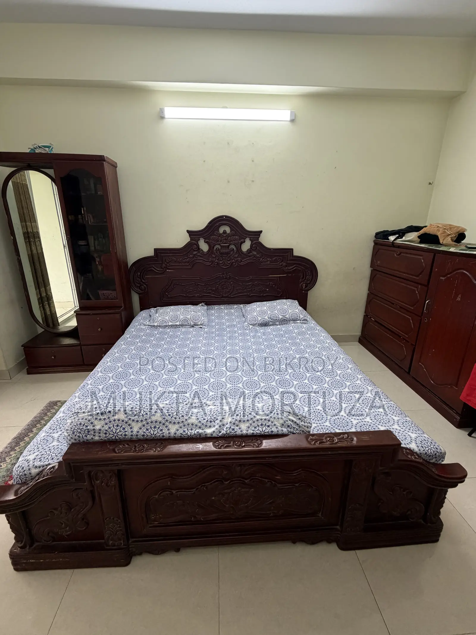 Elegant Wooden King Size Bed With Bedside Table – Excellent Condition