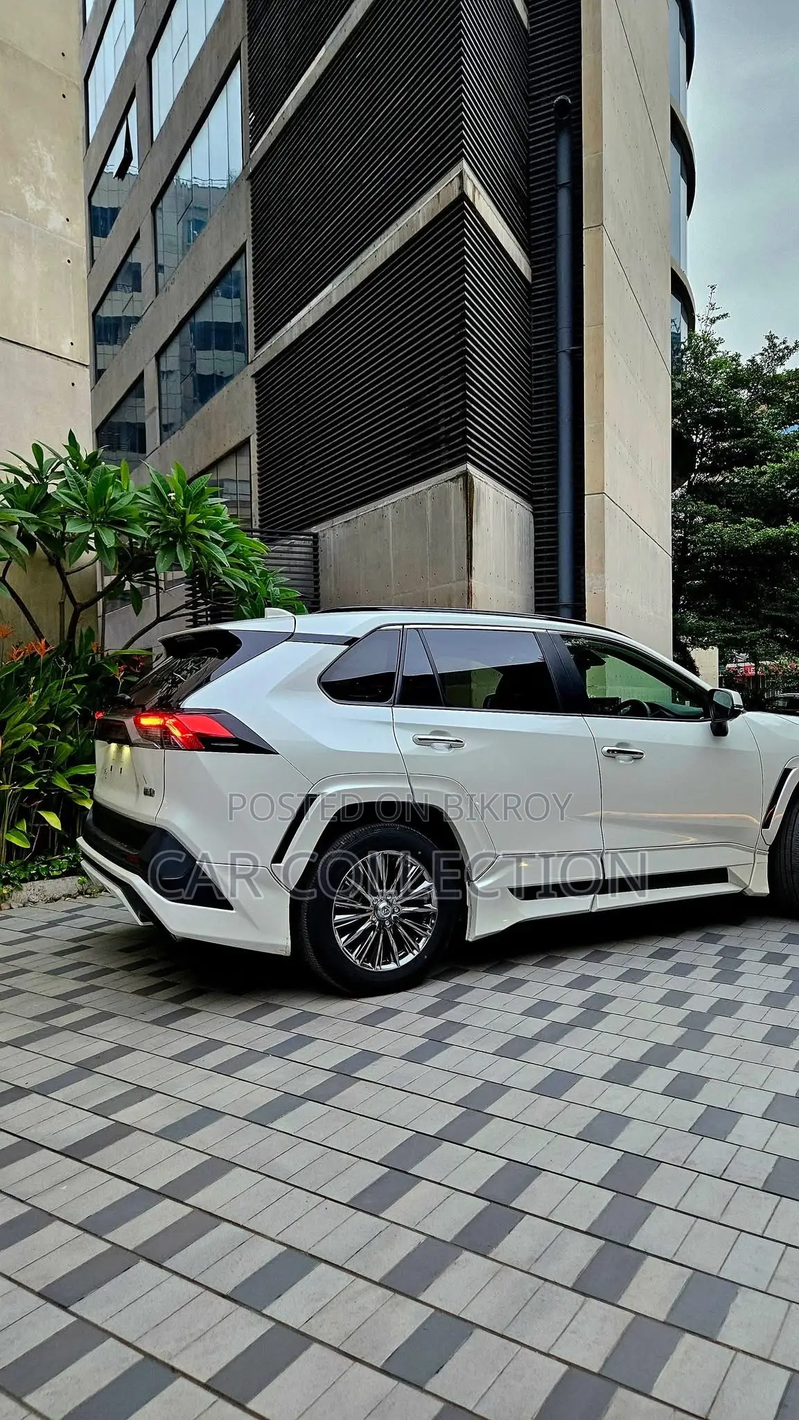Toyota RAV4 XLE Premium 2021 Pearl