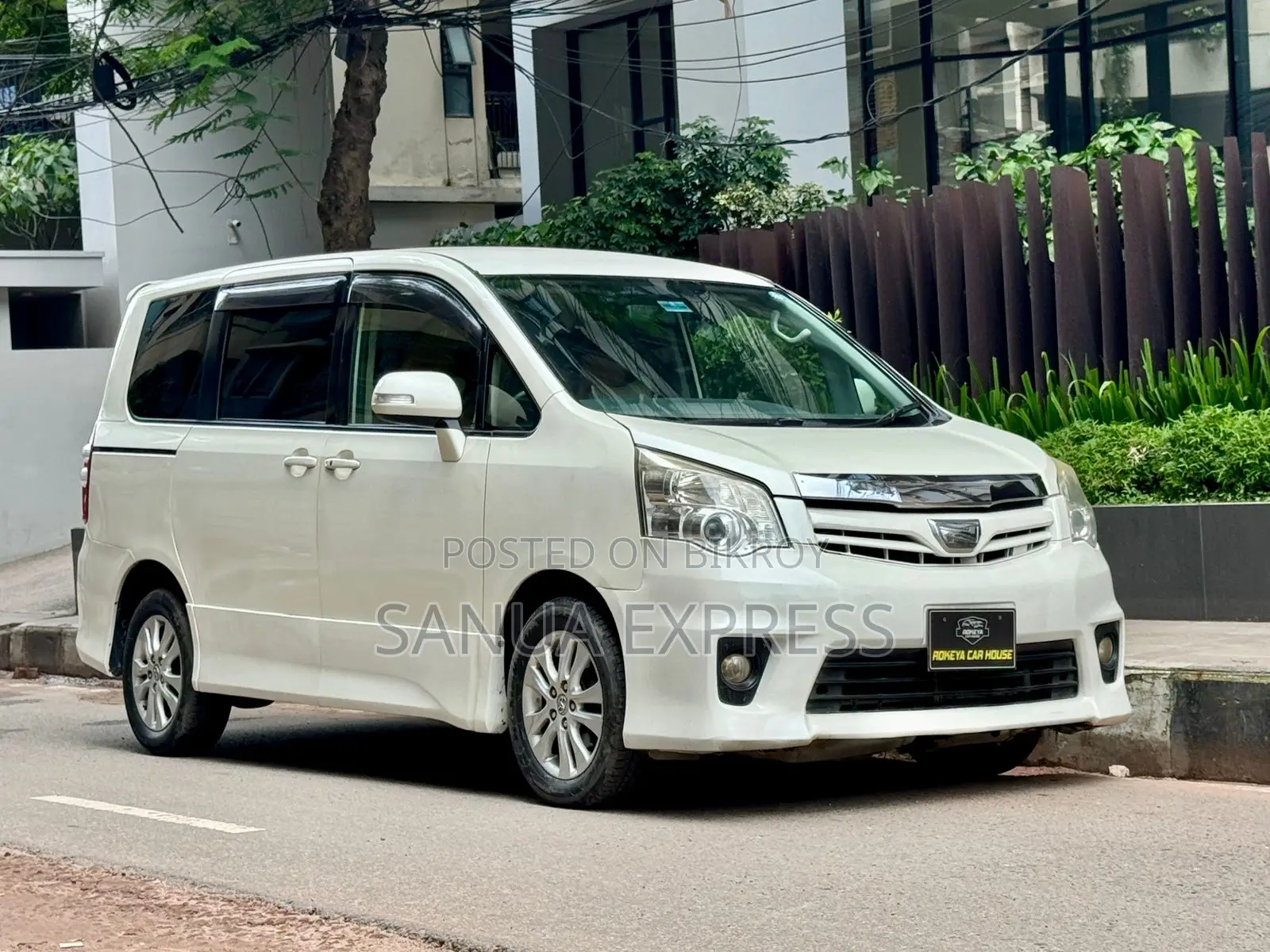 Toyota Noah 2010 Pearl