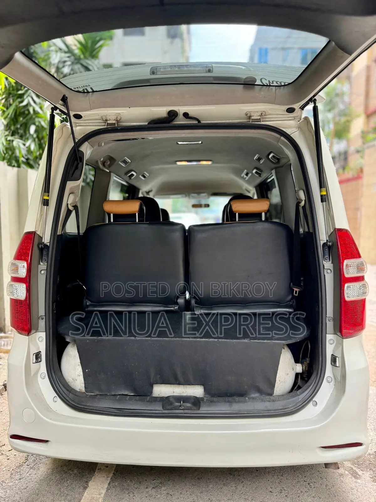 Toyota Noah 2010 Pearl