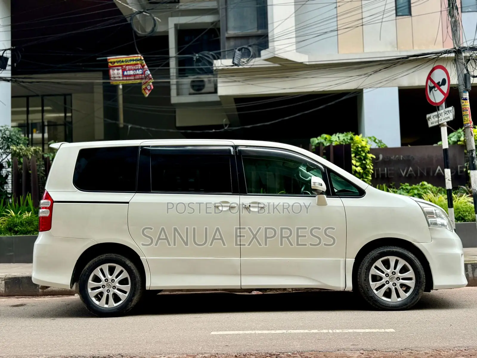 Toyota Noah 2010 Pearl