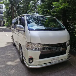 Toyota HiAce 2017 White