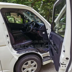 Toyota HiAce 2017 White