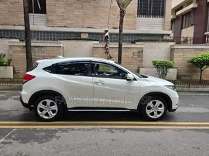 Honda Vezel 1.5 Two-Wheel Drive 2014 Pearl
