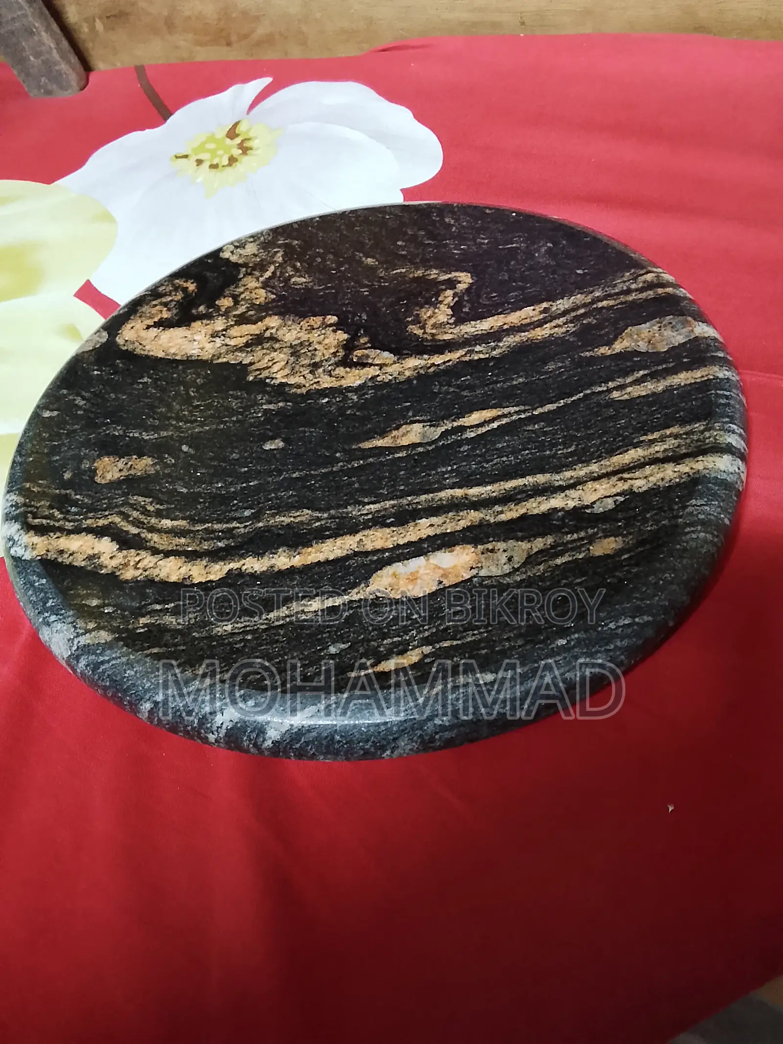 মার্বেল টাইলস রুটি বানানোর চৌকি।