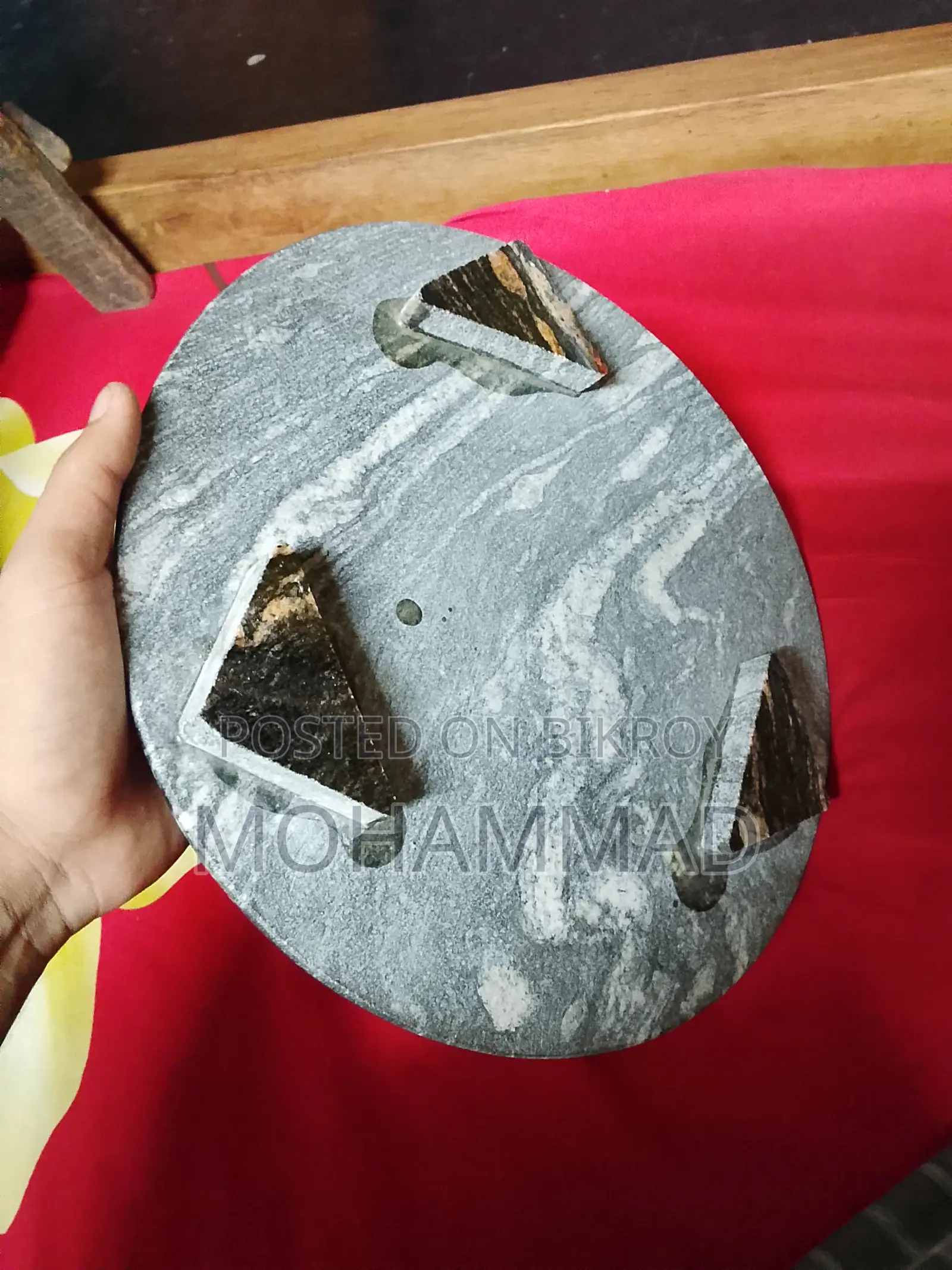 মার্বেল টাইলস রুটি বানানোর চৌকি।