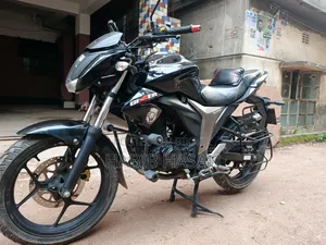 সুজুকি জিক্সার ২০২৪ কালো
