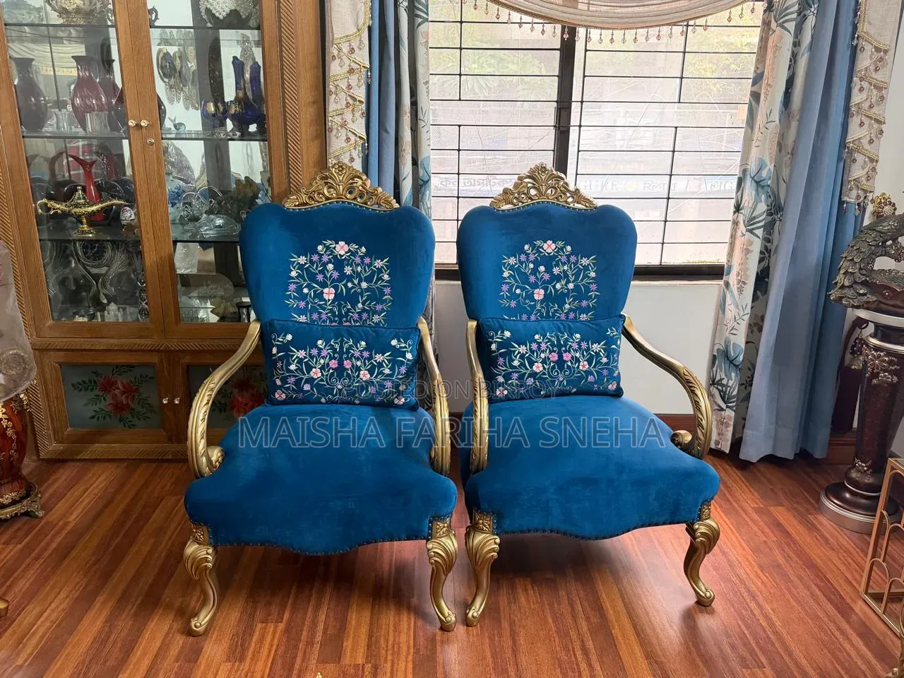 ফুল এমব্রয়ডারি সহ রয়্যাল এন্টিক খোদাই করা কাঠের সোফা সেট