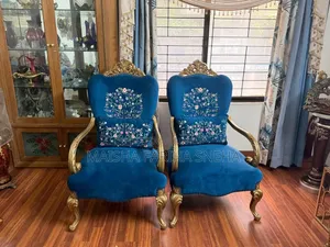 ফুল এমব্রয়ডারি সহ রয়্যাল এন্টিক খোদাই করা কাঠের সোফা সেট