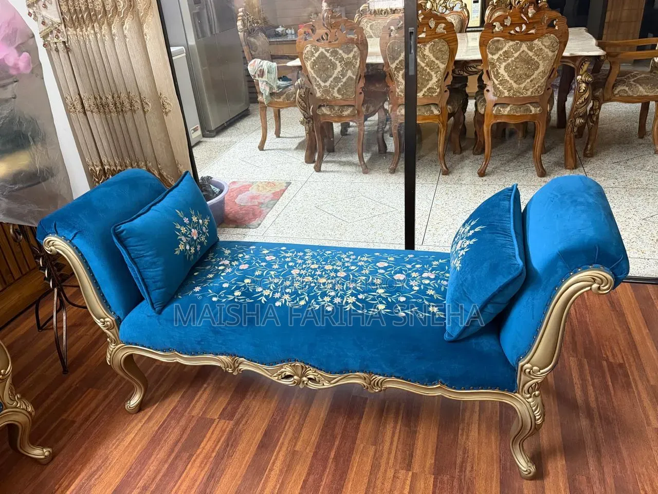 ফুল এমব্রয়ডারি সহ রয়্যাল এন্টিক খোদাই করা কাঠের সোফা সেট