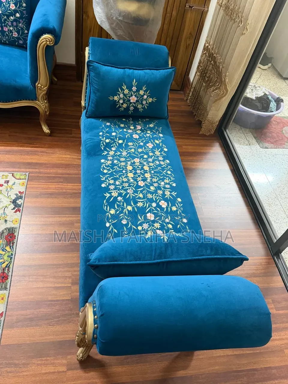 ফুল এমব্রয়ডারি সহ রয়্যাল এন্টিক খোদাই করা কাঠের সোফা সেট