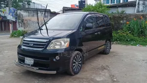 টয়োটা নোয়া ২০০৪ কালো