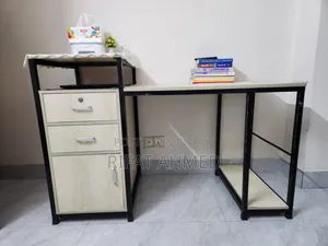 একটি পড়ার টেবিল বিক্রি করা হবে