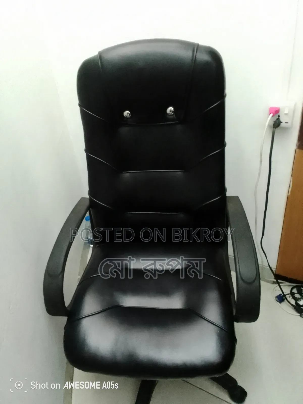 চেয়ার বিক্রি হবে