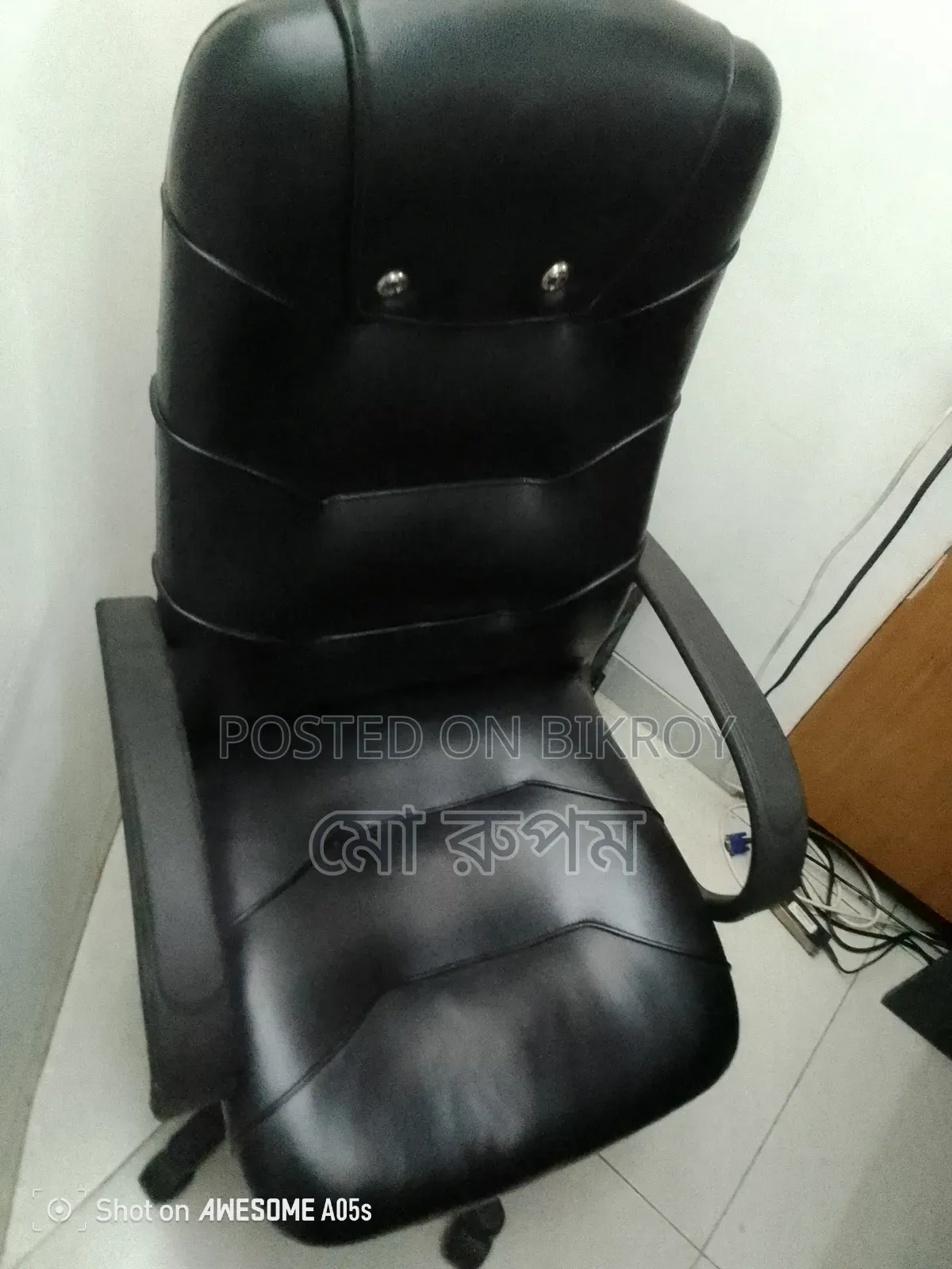 চেয়ার বিক্রি হবে