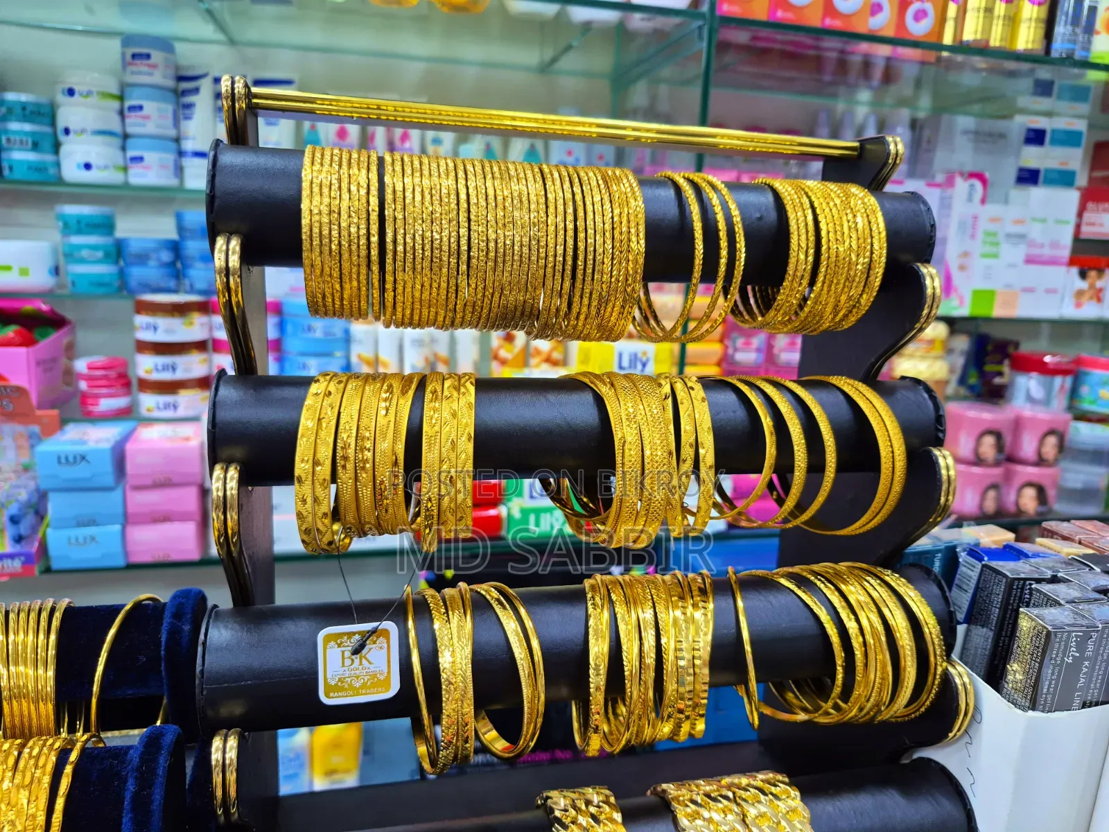 চুড়ি কালেকশন
​যেকোনো উৎসবের সাজে পূর্ণতা দিক নজরকাড়া সোনালি চুড়ি