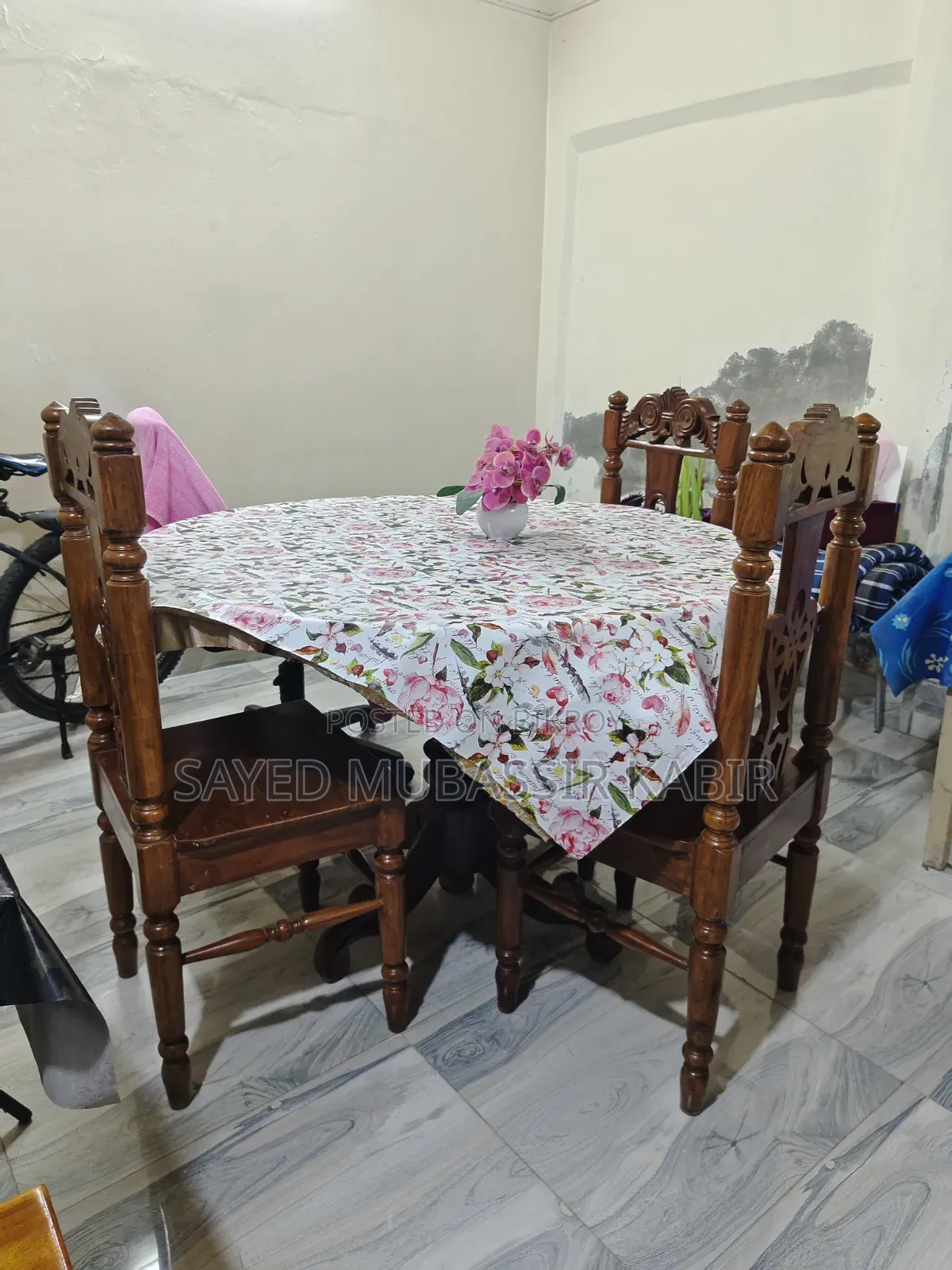 Round Table Set With 4 Seat Wood Chair