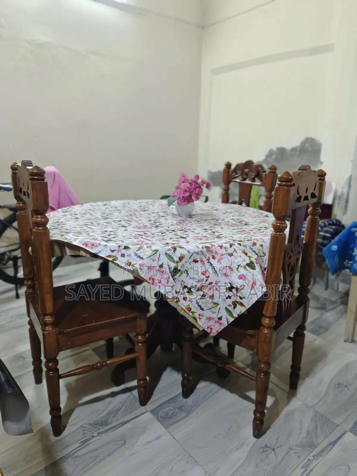 Round Table Set With 4 Seat Wood Chair
