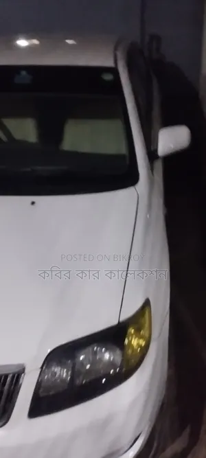 টয়োটা করোল্লা ২০০৪ সাদা