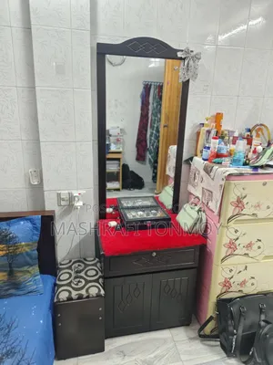 রিগাল ড্রেসিং টেবিল টুল সহ