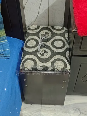 রিগাল ড্রেসিং টেবিল টুল সহ