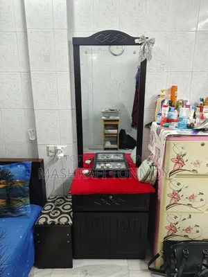 রিগাল ড্রেসিং টেবিল টুল সহ