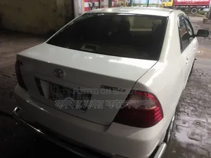 টয়োটা করোল্লা ২০০৪ সাদা
