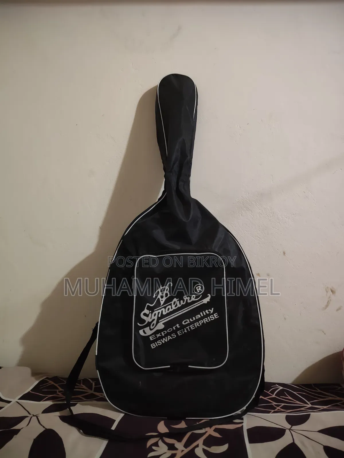 সিগনেচার ব্র্যান্ড গিটার