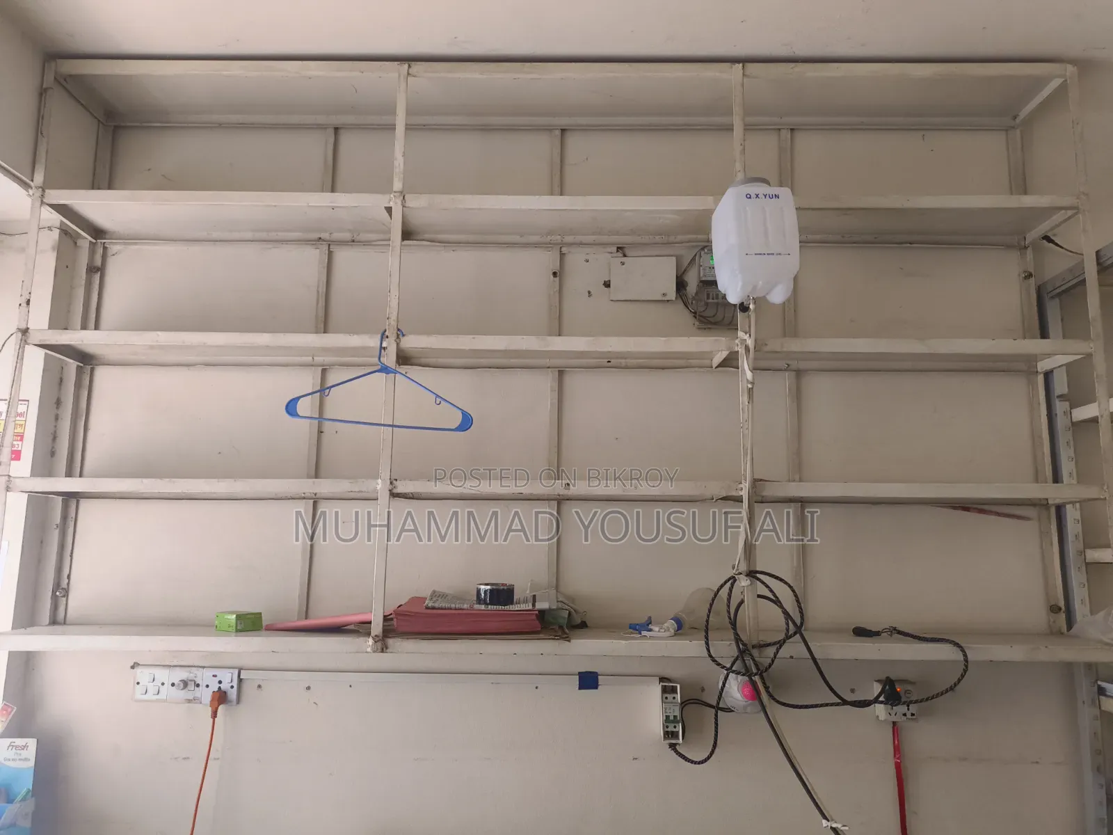 একটা লন্ড্রি দোকানের যাবতীয় মালামাল বিক্রি হবে।