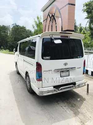 টয়োটা হাইএন্স ২০১১ সাদা