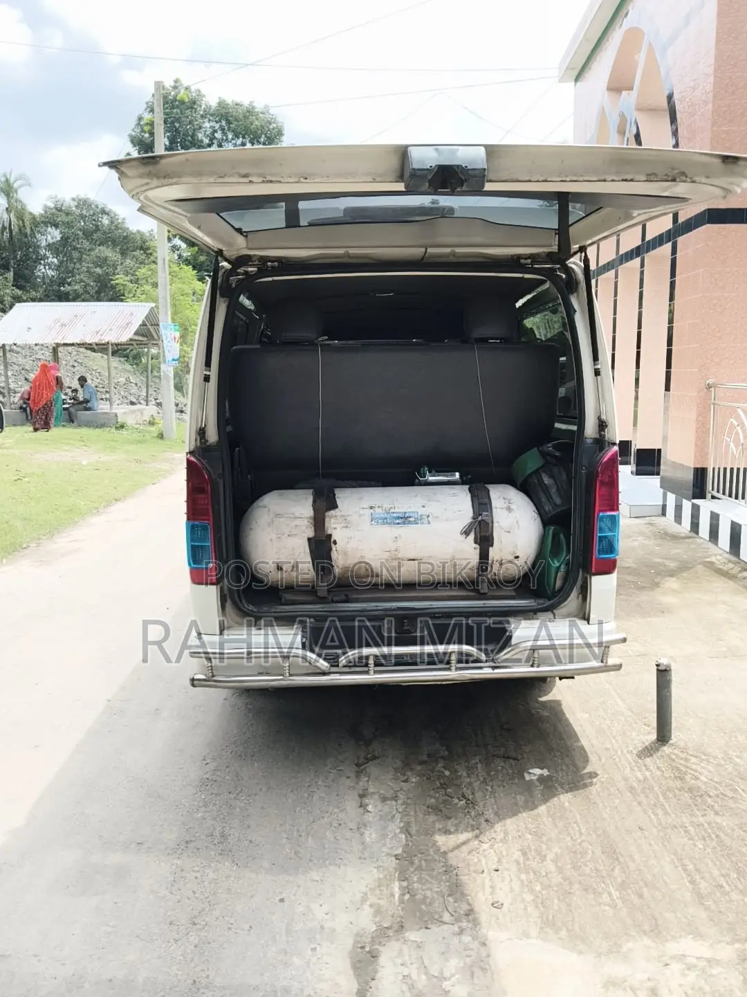 টয়োটা হাইএন্স ২০১১ সাদা