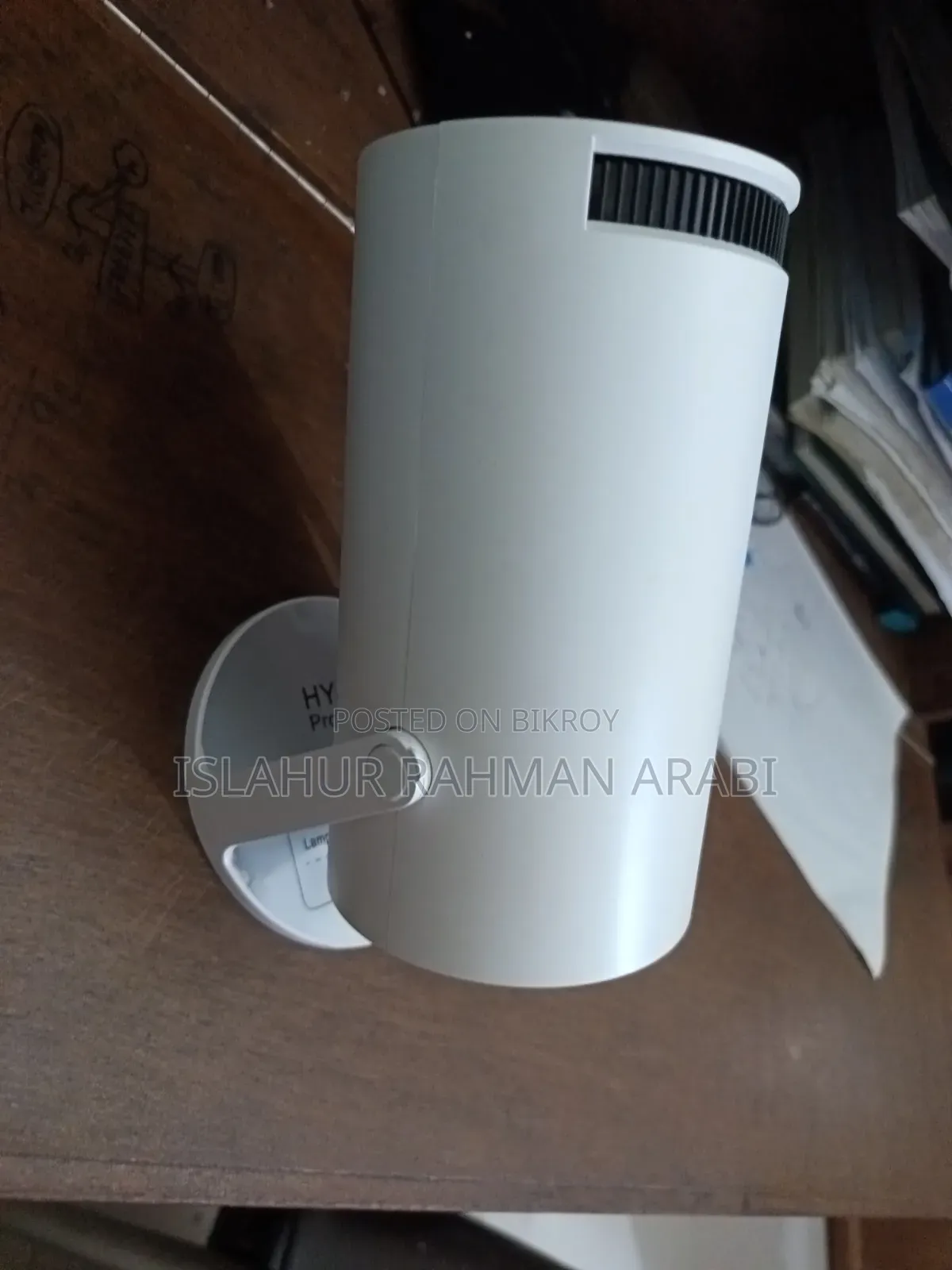 এইচওয়াই ৩০০ প্রজেক্টর