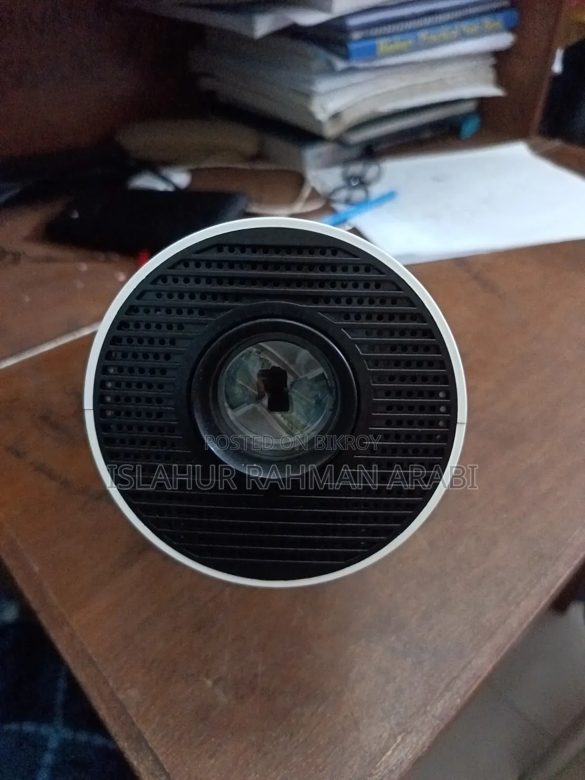 এইচওয়াই ৩০০ প্রজেক্টর