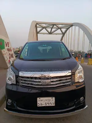 টয়োটা নোয়া ২.০ ১৪৩এইচপি ওয়াইওয়াই এফডব্লিউডি (৫ সিটার) ২০১১ ব্ল্যাক