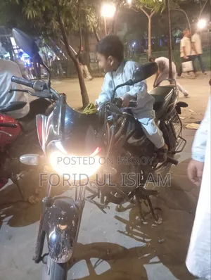 বাজাজ ডিসকভার ১০০ ২০১৮ কালো