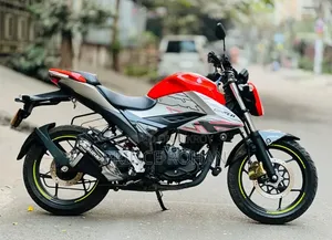সুজুকি জিক্সার ২০২৩ কমলা