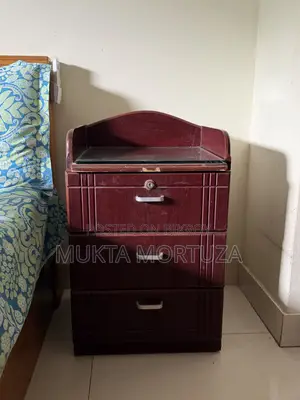 Elegant Wooden King Size Bed With Bedside Table – Excellent Condition