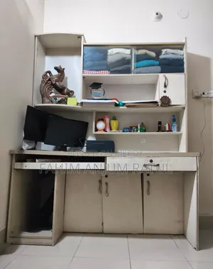 কম্পিউটার টেবিল এবং বুক শেল্ফ