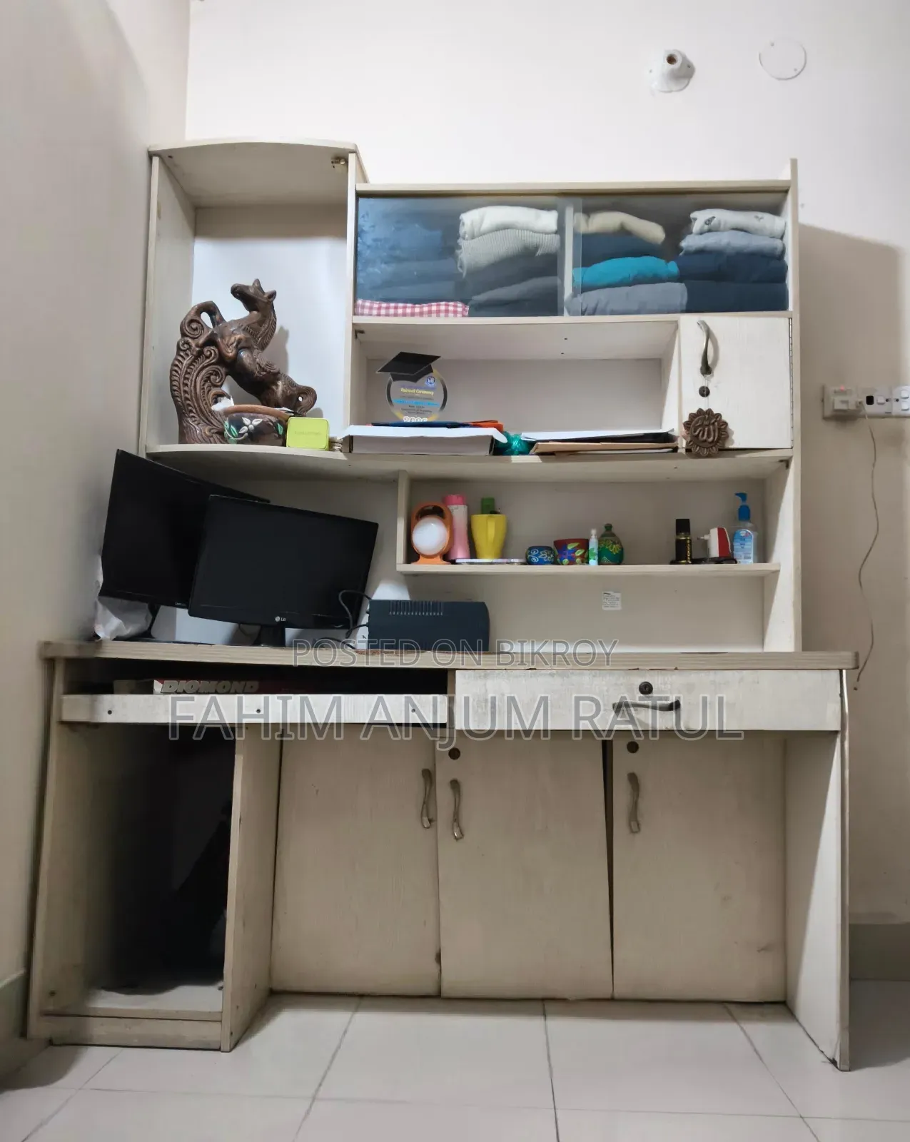 কম্পিউটার টেবিল এবং বুক শেল্ফ
