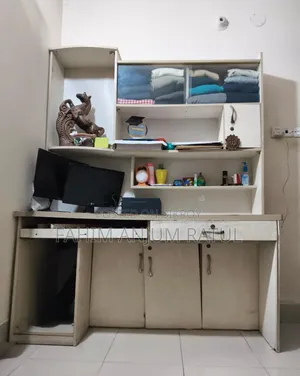কম্পিউটার টেবিল এবং বুক শেল্ফ