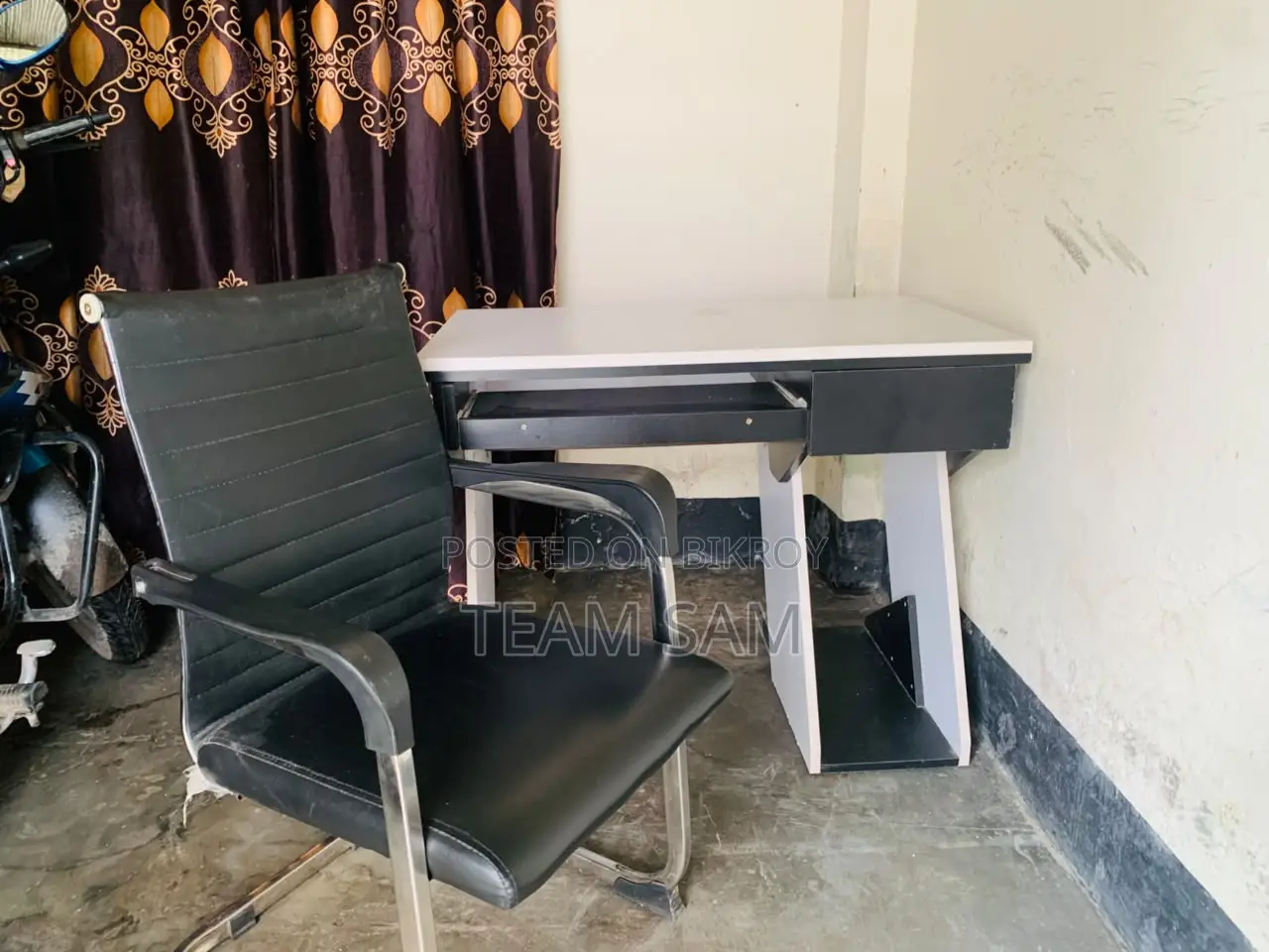 ব্যবহৃত ২টি কাস্টমাইজড কম্পিউটার টেবিল ও ২টি চেয়ার।