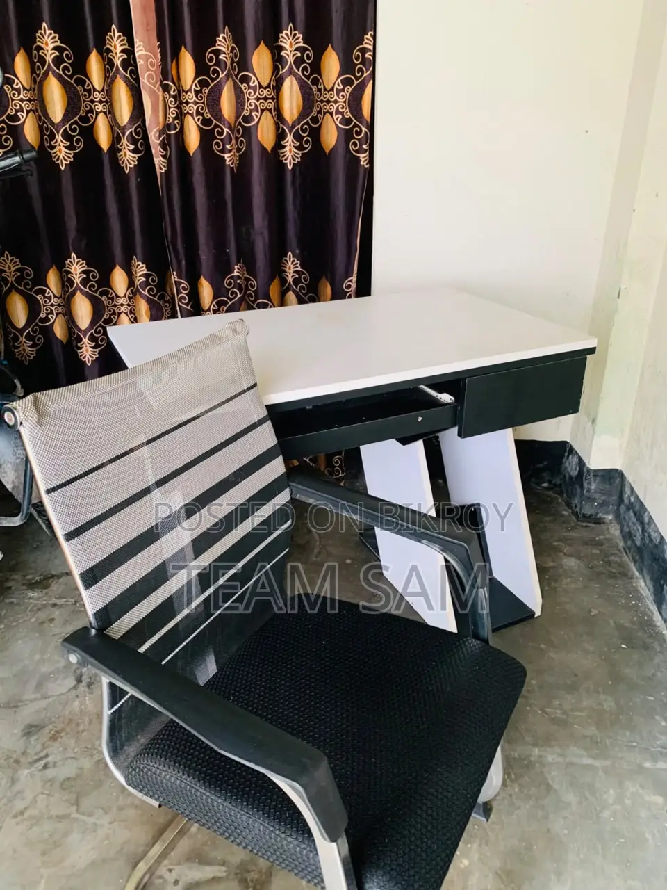 ব্যবহৃত ২টি কাস্টমাইজড কম্পিউটার টেবিল ও ২টি চেয়ার।