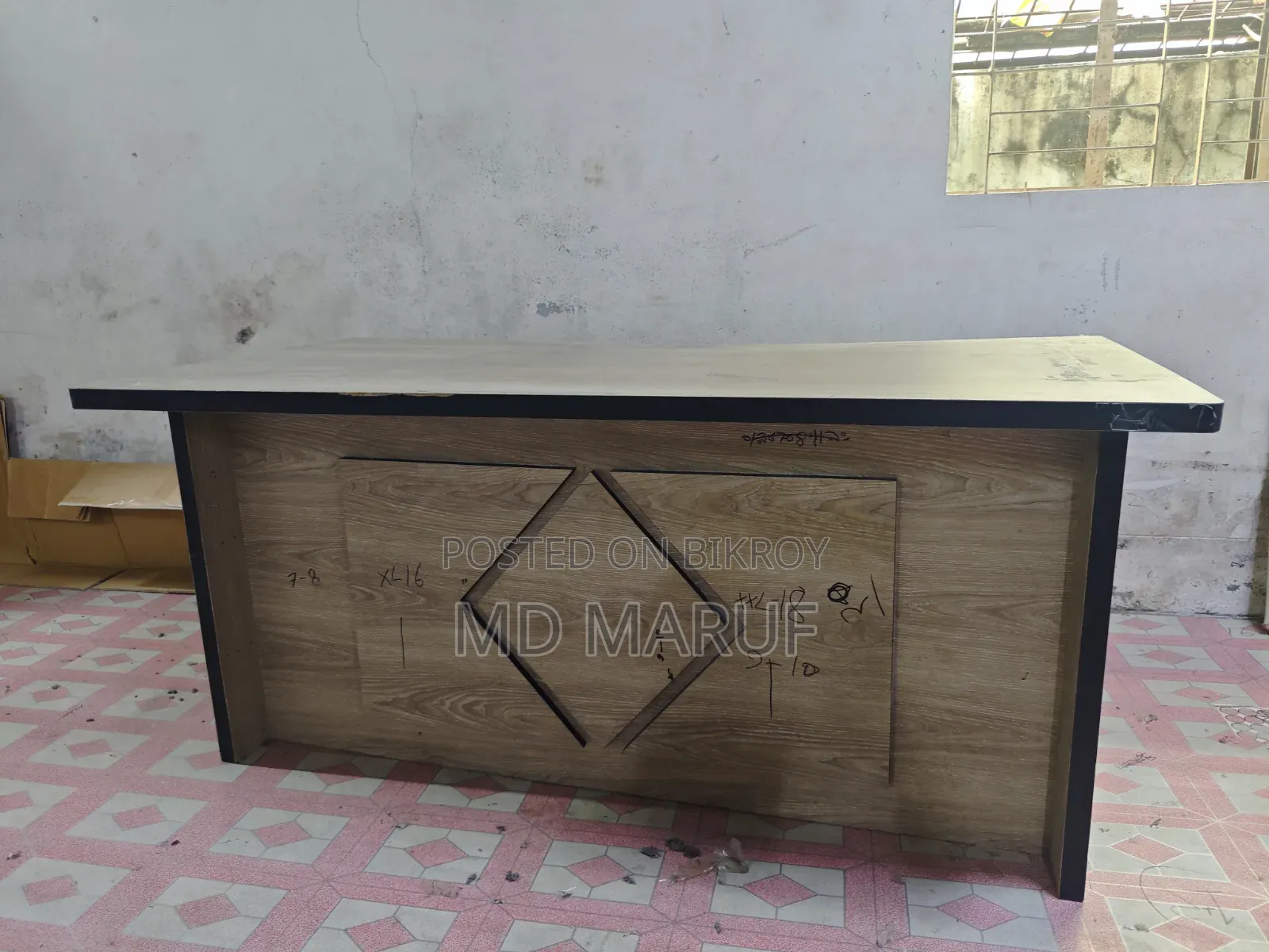 অফিস টেবিল