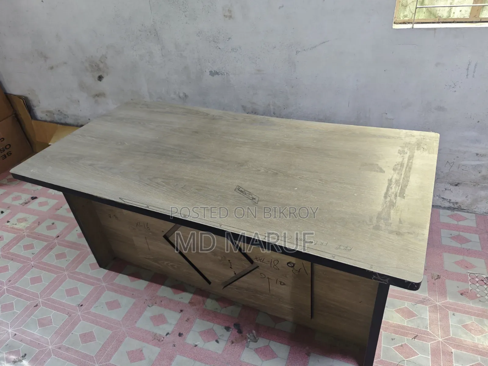 অফিস টেবিল