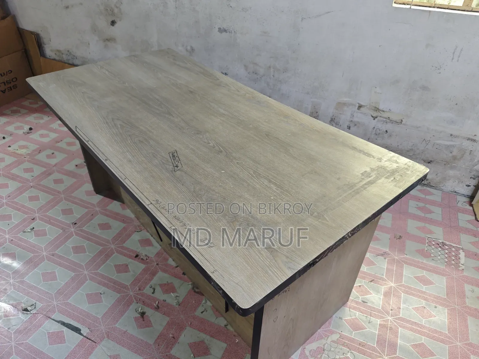 অফিস টেবিল