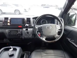 Toyota HiAce 2021 White