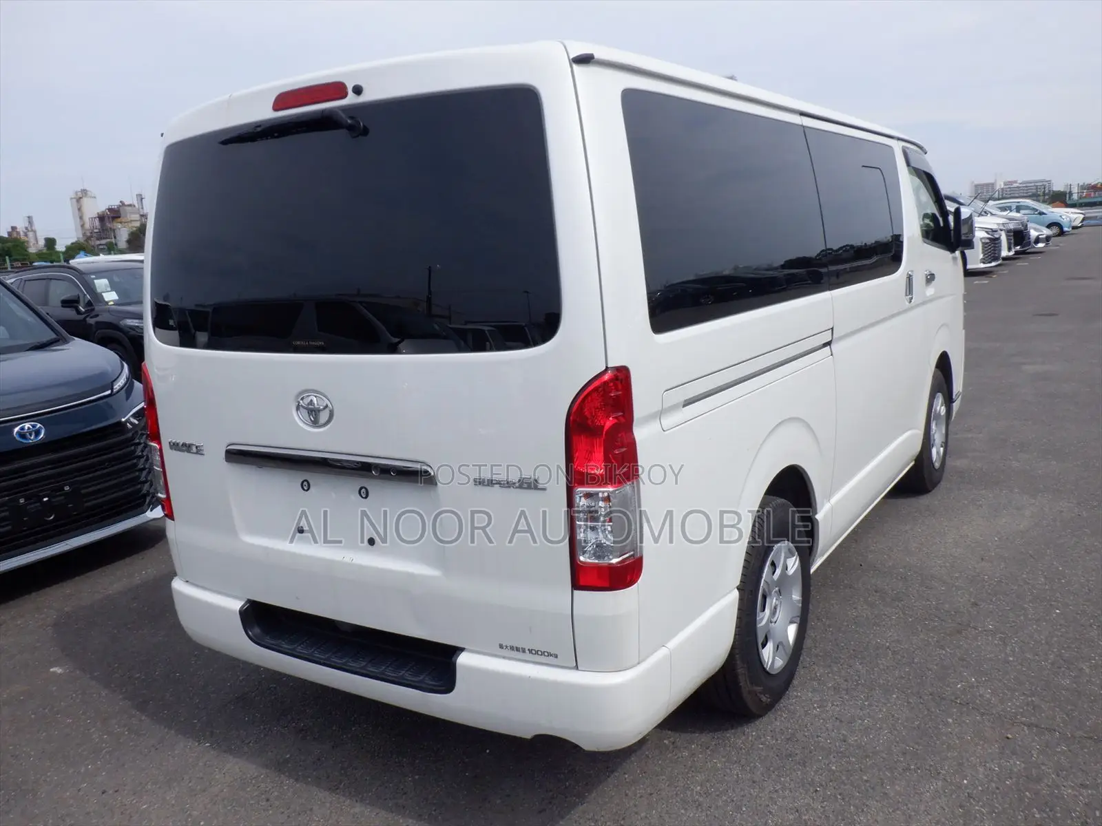 Toyota HiAce 2021 White
