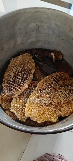 এটি সেরা হাতে ভাঙ্গা প্রাকৃতিক মধু খুচরা এবং পাইকারি