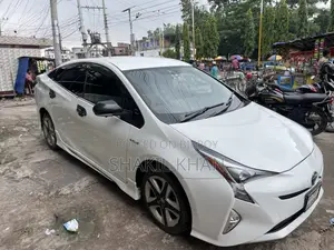 Toyota Prius 4-Door Hatchback (1.8-Liter 4-Cylinder Gas/Electric Hybrid Continuously Variable Transmission) 2016