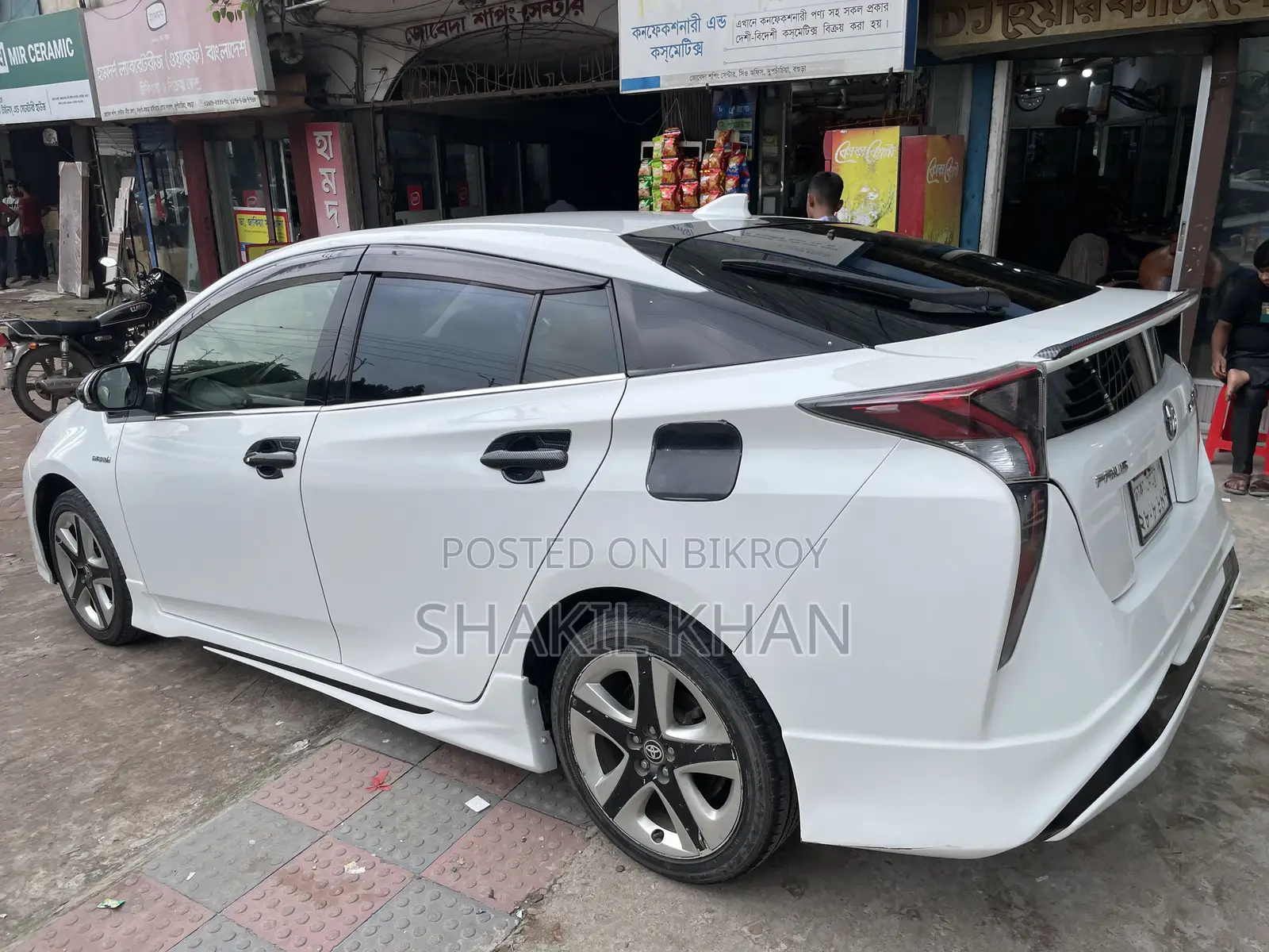 টয়োটা প্রিয়ুস ৪-ডোর হ্যাচব্যাক (১.৮লি ৪-সিলিন্ডার গ্যাস/ইলেকট্রিক হাইব্রিড সিভিসি) ২০১৬